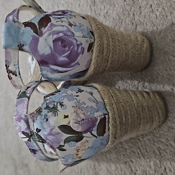 Floral Wedges - Picture 6 of 6
